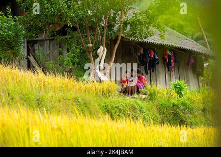 Mu Cang Chai, Vietnam - 24. Sep 2022: Menschen mit einer ethnischen Minderheit in Mu Cang Chai, Yen Bai. Mu Cang Chai ist ein Viertel, das für viele Reisterrassen berühmt ist Stockfoto