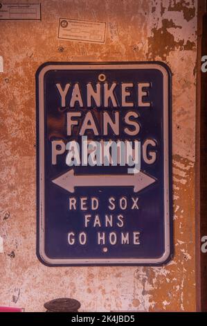 Schild „Yankee Fans Parking“ an einer Bar in der Nähe der Pub Street, Siem Reap, Kambodscha. © Kraig Lieb Stockfoto