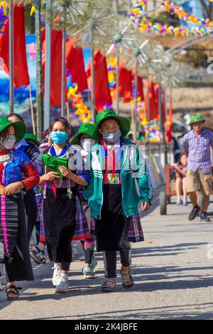 Mu Cang Chai, Vietnam - 24. Sep 2022: Menschen mit einer ethnischen Minderheit in Mu Cang Chai, Yen Bai. Mu Cang Chai ist ein Viertel, das für viele Reisterrassen berühmt ist Stockfoto