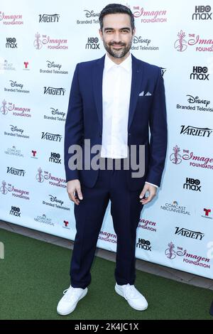 LOS ANGELES, KALIFORNIEN, USA - 02. OKTOBER: Alfonso Herrera kommt bei den jährlichen Imagen Awards 37. an, die am 2. Oktober 2022 in Los Angeles, Kalifornien, USA, auf der LA Plaza de Cultura y Artes verliehen wurden. (Foto von Xavier Collin/Image Press Agency) Stockfoto