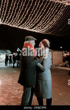 Ältere Paare in romantischer Umarmung Stockfoto