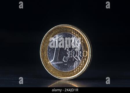 Alte 1-Euro-Münze steht auf dunklem metallischem Hintergrund Stockfoto