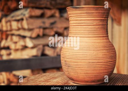 Alter brauner Tonkrug auf einem traditionellen Töpferrad. Handwerk Hintergründe und Ausrüstung Stockfoto