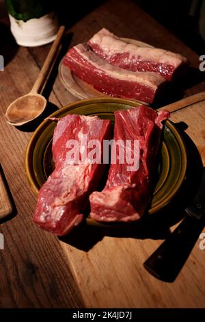 Rohes Fleisch, fotografiert im Rahmen eines historischen Vortrags über die Fleischkonservierung im Weald & Downland Living Museum in Singleton, Chichester, Großbritannien. Stockfoto