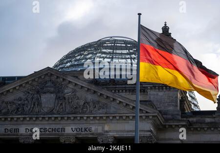 Berlin, Deutschland. 03. Oktober 2022. Die deutschen Flaggen am Reichstagsgebäude, dem Sitz des Deutschen Bundestages, winken im Wind. Quelle: Monika Skolimowska/dpa/Alamy Live News Stockfoto