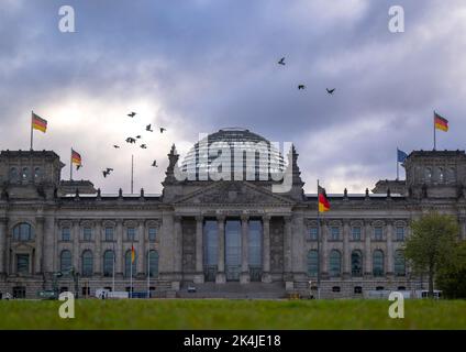 Berlin, Deutschland. 03. Oktober 2022. Die deutschen Flaggen am Reichstagsgebäude, dem Sitz des Deutschen Bundestages, winken im Wind. Quelle: Monika Skolimowska/dpa/Alamy Live News Stockfoto