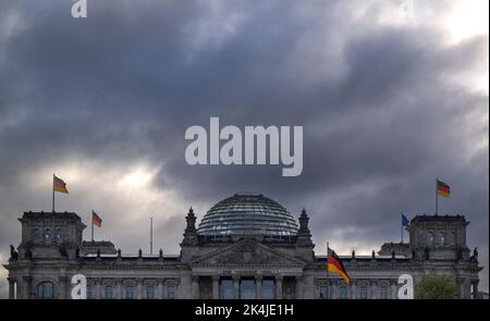 Berlin, Deutschland. 03. Oktober 2022. Die deutschen Flaggen am Reichstagsgebäude, dem Sitz des Deutschen Bundestages, winken im Wind. Quelle: Monika Skolimowska/dpa/Alamy Live News Stockfoto