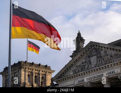 Berlin, Deutschland. 03. Oktober 2022. Die deutschen Flaggen am Reichstagsgebäude, dem Sitz des Deutschen Bundestages, winken im Wind. Quelle: Monika Skolimowska/dpa/Alamy Live News Stockfoto