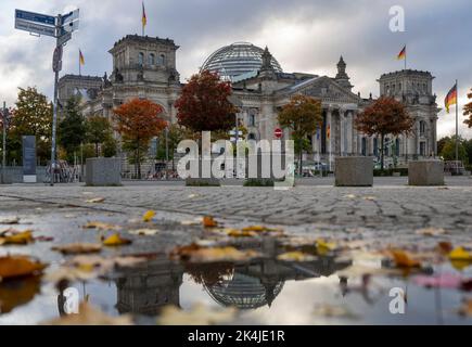 Berlin, Deutschland. 03. Oktober 2022. Das Reichstagsgebäude, Sitz des Deutschen bundestages, spiegelt sich morgens in einer Pfütze wider. Quelle: Monika Skolimowska/dpa/Alamy Live News Stockfoto