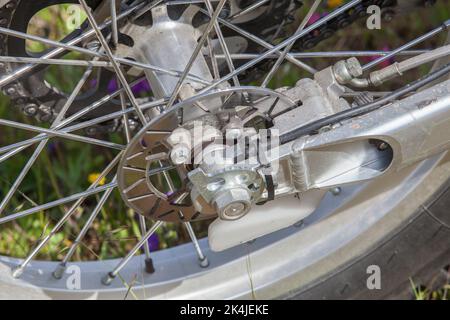 Scheibenbremsanlage am Probemotorrad montiert. Test-Motobike-Testteile aus der Nähe Stockfoto