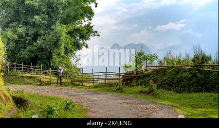 Y Ty Commune, bat Xat District, Lao Cai Province, Vietnam - 31. August 2022: Ein Fotograf versucht, schöne Momente von terrassenförmigen Feldern in t einzufangen Stockfoto