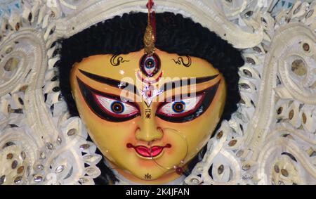 Delhi, Indien. 02. Oktober 2022. Durga Bari im Großraum Kailash, Neu-Delhi, ist unter den Bewohnern von Delhi bekannt. Durga Puja wird in diesem Jahr wie in den Vorjahren gefeiert. Nach einer Lücke von 2 Jahren wurden Menschen gesehen, die diesen Puja-Ort mit voller Begeisterung besuchten. Das Klicken auf Selfies ist eine gängige Praxis unter den Besuchern geworden. (Foto: Indraneel Sen/Pacific Press) Quelle: Pacific Press Media Production Corp./Alamy Live News Stockfoto