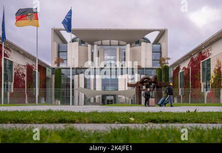 Berlin, Deutschland. 03. Oktober 2022. Die deutsche Flagge vor dem Kanzleramt winkt im Wind. Quelle: Monika Skolimowska/dpa/Alamy Live News Stockfoto