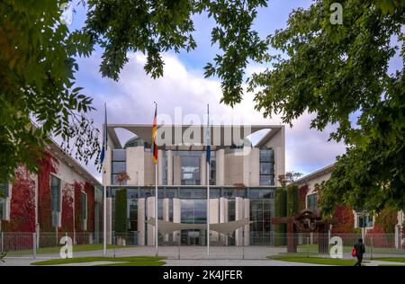 Berlin, Deutschland. 03. Oktober 2022. Blick auf das Kanzleramt, den Sitz der deutschen Bundeskanzlerin. Quelle: Monika Skolimowska/dpa/Alamy Live News Stockfoto