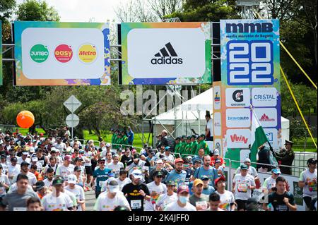 Die Menschen nehmen am Comeback nach zwei Jahren des Halbmarathons in Bogota aufgrund der COVID-19-Pandemie am 2. Oktober 2022 in Bogota, Kolumbien, Teil. Die Kenianerin Edwin Soi T: 1:05:27 und Angela Tanui T: 1:13:29 gewannen das jeweils männliche und weibliche Rennen 21k. Foto: Chepa Beltran/Long Visual Press Stockfoto