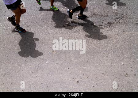 Die Menschen nehmen am Comeback nach zwei Jahren des Halbmarathons in Bogota aufgrund der COVID-19-Pandemie am 2. Oktober 2022 in Bogota, Kolumbien, Teil. Die Kenianerin Edwin Soi T: 1:05:27 und Angela Tanui T: 1:13:29 gewannen das jeweils männliche und weibliche Rennen 21k. Foto: Chepa Beltran/Long Visual Press Stockfoto