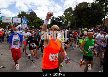 Die Menschen nehmen am Comeback nach zwei Jahren des Halbmarathons in Bogota aufgrund der COVID-19-Pandemie am 2. Oktober 2022 in Bogota, Kolumbien, Teil. Die Kenianerin Edwin Soi T: 1:05:27 und Angela Tanui T: 1:13:29 gewannen das jeweils männliche und weibliche Rennen 21k. Foto: Chepa Beltran/Long Visual Press Stockfoto