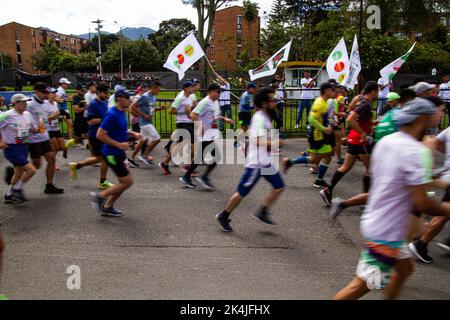 Die Menschen nehmen am Comeback nach zwei Jahren des Halbmarathons in Bogota aufgrund der COVID-19-Pandemie am 2. Oktober 2022 in Bogota, Kolumbien, Teil. Die Kenianerin Edwin Soi T: 1:05:27 und Angela Tanui T: 1:13:29 gewannen das jeweils männliche und weibliche Rennen 21k. Foto: Chepa Beltran/Long Visual Press Stockfoto