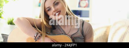 Inspiriert hübsche Frau Musikkomponistin, blonde Mädchen spielen auf der Gitarre Stockfoto