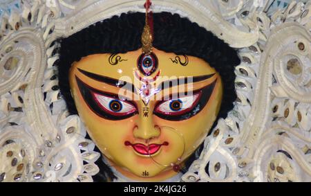 2. Oktober 2022, Delhi, Delhi, Indien: Durga Bari im Großraum Kailash, Neu-Delhi, ist unter den Bewohnern von Delhi bekannt. Durga Puja wird in diesem Jahr wie in den Vorjahren gefeiert. Nach einer Lücke von 2 Jahren wurden Menschen gesehen, die diesen Puja-Ort mit voller Begeisterung besuchten. Das Klicken auf Selfies ist eine gängige Praxis unter den Besuchern geworden. (Bild: © Indraneel Sen/Pacific Press via ZUMA Press Wire) Stockfoto