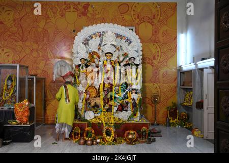 2. Oktober 2022, Delhi, Delhi, Indien: Durga Bari im Großraum Kailash, Neu-Delhi, ist unter den Bewohnern von Delhi bekannt. Durga Puja wird in diesem Jahr wie in den Vorjahren gefeiert. Nach einer Lücke von 2 Jahren wurden Menschen gesehen, die diesen Puja-Ort mit voller Begeisterung besuchten. Das Klicken auf Selfies ist eine gängige Praxis unter den Besuchern geworden. (Bild: © Indraneel Sen/Pacific Press via ZUMA Press Wire) Stockfoto