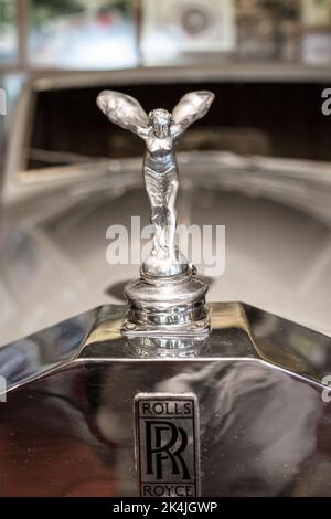 Nahaufnahme des Rolls Royce Logos auf dem weißen Retro-Auto. Stockfoto