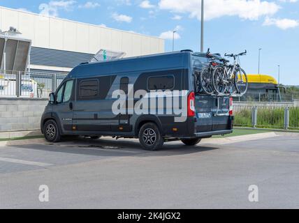 Felanitx, Spanien; september 23 2022: Fiat Ducato Maxi Wohnmobil, blau mit Fahrrädern auf der Außenseite, auf einem Parkplatz geparkt. Insel Mallorca, Spanien Stockfoto