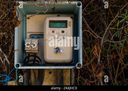 Cala Llombards, Spanien; 23 2022. september: Nahaufnahme eines elektrischen Zählerkastens draußen, mit einem Hintergrund mediterraner Pinien. Insel Mallorca Stockfoto