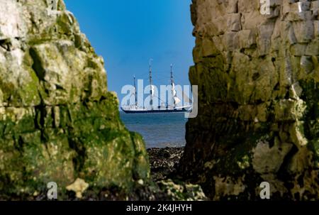 Bild zeigt: Ein großes Schiff in voller Segel passiert heute Kingsgate Bay in der Nähe von Broadstairs Kent und konnte durch das Auge von Rock Arch schon früh entdeckt werden Stockfoto