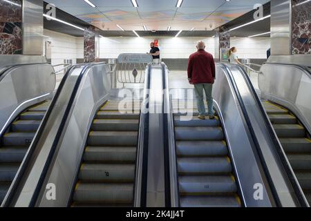 Moskau. Russland. 2. Oktober 2022. Rückansicht eines Mannes, der an der U-Bahn-Station die Rolltreppe hochfährt. Stockfoto