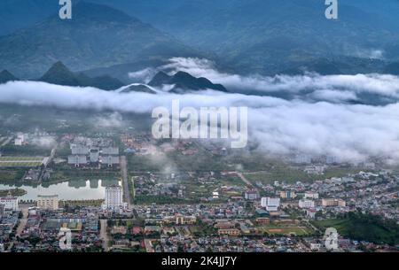 Lai Chau City, Vietnam - 4. September 2022: Ein Panorama der Stadt Lai Chau am frühen Morgen. Lai Chau Stadt im Nordwesten von Vietnam Stockfoto