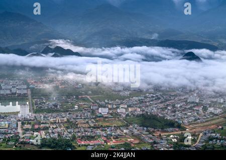 Lai Chau City, Vietnam - 4. September 2022: Ein Panorama der Stadt Lai Chau am frühen Morgen. Lai Chau Stadt im Nordwesten von Vietnam Stockfoto