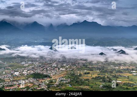 Lai Chau City, Vietnam - 4. September 2022: Ein Panorama der Stadt Lai Chau am frühen Morgen. Lai Chau Stadt im Nordwesten von Vietnam Stockfoto