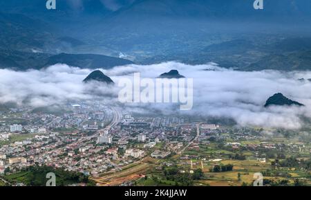 Lai Chau City, Vietnam - 4. September 2022: Ein Panorama der Stadt Lai Chau am frühen Morgen. Lai Chau Stadt im Nordwesten von Vietnam Stockfoto