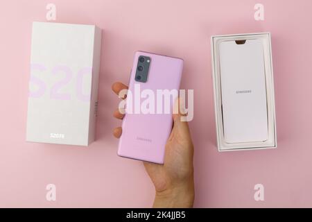 Tjumen, Russland-18. Juli 2022: Neues Samsung S20 fe Smartphone in einer Box. Draufsicht, rosa Hintergrund Stockfoto