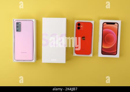 Tjumen, Russland-18. Juli 2022: Samsung S20 FE, Fan Edition und Apple iPhone 12 Mini Produkt rot. Flach liegend. Auswahl eines neuen Smartphones Stockfoto