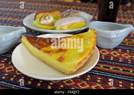 Nahaufnahme Pudding Flan Kuchen mit süßer Choux-Creme und Eclair Stockfoto