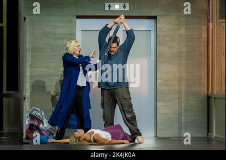 Berlin, Deutschland. 26. September 2022. Anja Kampe (Brünnhilde, l), Vida Miknevi·i·t· (Sieglinde) und Robert Watson (Siegmund) sind während einer Generalprobe der Aufführung von Richard Wagners Oper „die Walküre“ auf der Bühne der Staatsoper. Wagners 'der Ring des Nibelungen' mit vier Uraufführungen in einer Woche wird in der Staatsoper unter den Linden präsentiert. Quelle: Christophe Gateau/dpa/Alamy Live News Stockfoto