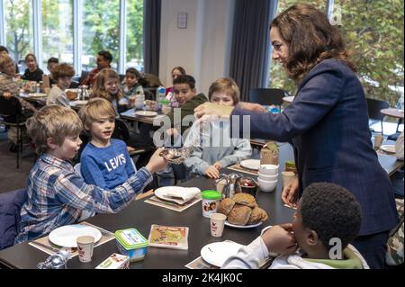 2022-10-03 08:45:42 AMSTERDAM - Bürgermeister Femke Halsema beim Frühstück des Bürgermeisters im Rathaus von Amsterdam. Das Frühstück wird organisiert, um die Bedeutung eines gesunden Frühstücks hervorzuheben. ANP EVERT ELZINGA niederlande Out - belgien Out Stockfoto