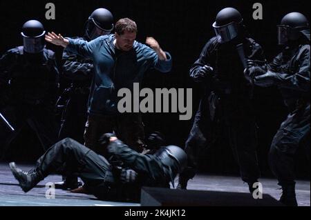 Berlin, Deutschland. 26. September 2022. Während einer Generalprobe der Aufführung von Richard Wagners Oper 'die Walküre' steht Robert Watson (Siegmund, M) an der Staatsoper auf der Bühne. Wagners 'der Ring des Nibelungen' mit vier Uraufführungen in einer Woche wird in der Staatsoper unter den Linden präsentiert. Quelle: Christophe Gateau/dpa/Alamy Live News Stockfoto