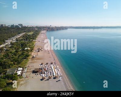 Luftdrohnenaufnahme des Konyaalti-Strandes und der Klippen von Antalya. Selektiver Fokus Stockfoto