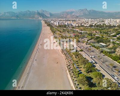 Luftdrohnenaufnahme des Konyaalti-Strandes und der Klippen von Antalya. Selektiver Fokus Stockfoto