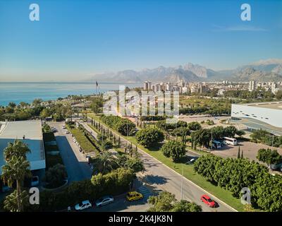 Luftdrohnenaufnahme des Konyaalti-Strandes und der Klippen von Antalya. Selektiver Fokus Stockfoto