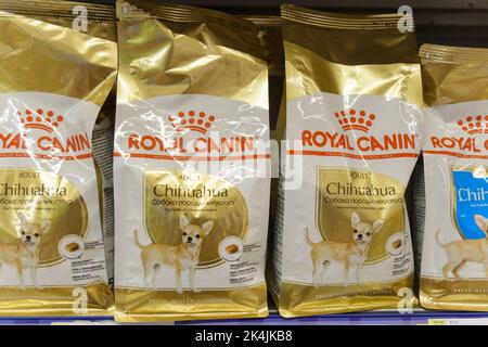 Tjumen, Russland-17. August 2022: Royal Canin eine berühmte Marke für verarbeitetes Futter für Hunde und Katzen. Stockfoto