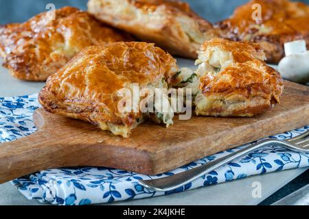 Mini-Pasteten mit Hühnchen- und Pilzblätterteig Stockfoto