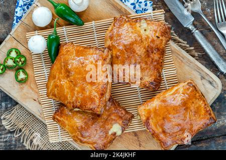 Mini-Pasteten mit Hühnchen- und Pilzblätterteig Stockfoto