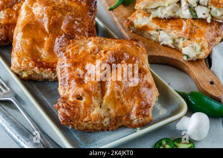 Mini-Pasteten mit Hühnchen- und Pilzblätterteig Stockfoto