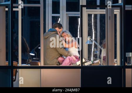 Berlin, Deutschland. 26. September 2022. Bei einer Generalprobe der Aufführung von Richard Wagners Oper 'die Walküre' treten Robert Watson als Siegmund und Vida Miknevi·i·t· als Sieglinde auf der Bühne der Staatsoper auf. Wagners 'der Ring des Nibelungen' mit vier Uraufführungen in einer Woche wird in der Staatsoper unter den Linden präsentiert. Quelle: Christophe Gateau/dpa/Alamy Live News Stockfoto