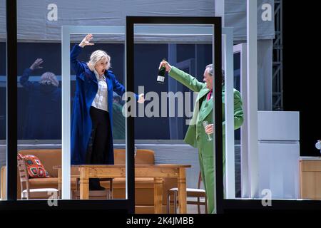 Berlin, Deutschland. 26. September 2022. Michael volle als Wotan und Anja Kampe als Brünnhilde stehen an der Staatsoper während einer Generalprobe der Aufführung von Richard Wagners Oper "die Walküre" auf der Bühne. Wagners 'der Ring des Nibelungen', mit vier Uraufführungen in einer Woche, wird in der Staatsoper unter den Linden präsentiert. Quelle: Christophe Gateau/dpa/Alamy Live News Stockfoto