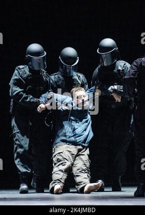 Berlin, Deutschland. 26. September 2022. Während einer Generalprobe der Aufführung von Richard Wagners Oper 'die Walküre' steht Robert Watson (Siegmund, M) an der Staatsoper auf der Bühne. Wagners 'der Ring des Nibelungen' mit vier Uraufführungen in einer Woche wird in der Staatsoper unter den Linden präsentiert. Quelle: Christophe Gateau/dpa/Alamy Live News Stockfoto